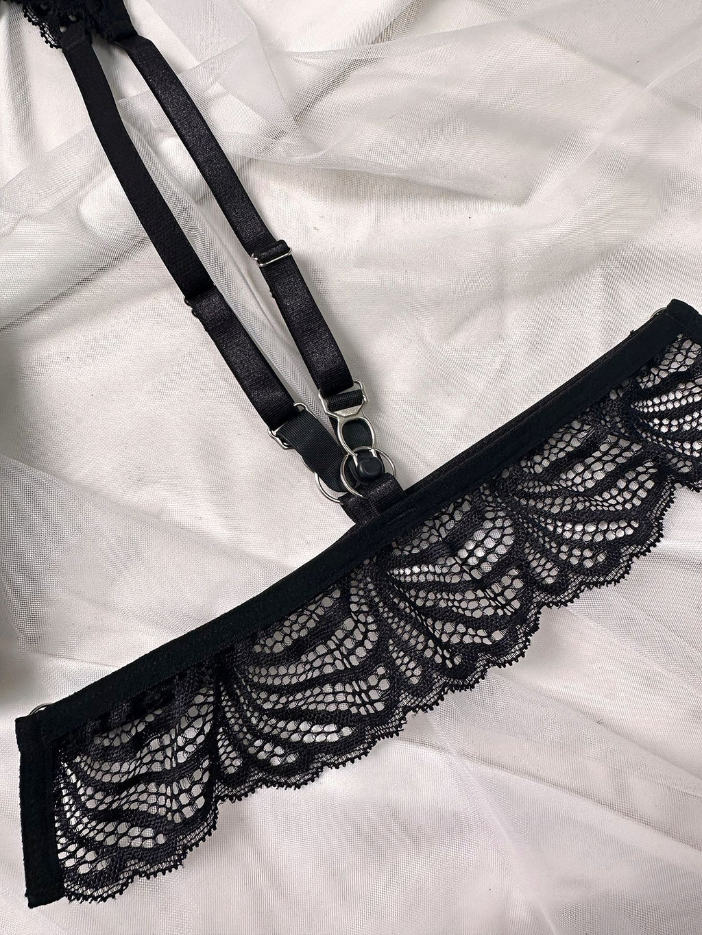 Conjunto de lencería sexy 3 piezas con encaje negro y tiras.