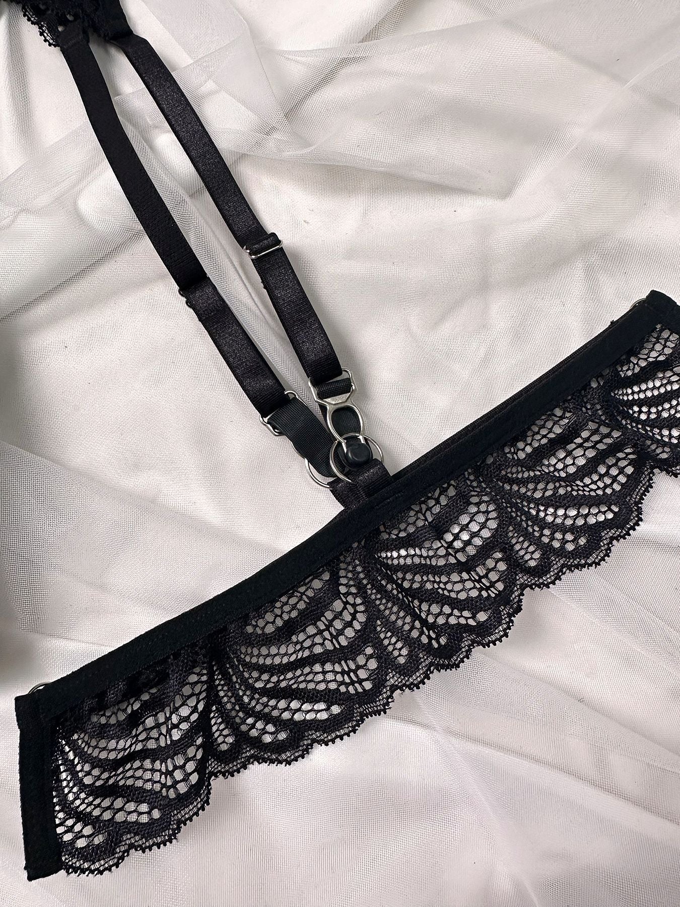 Conjunto de lencería sexy 3 piezas con encaje negro y tiras.
